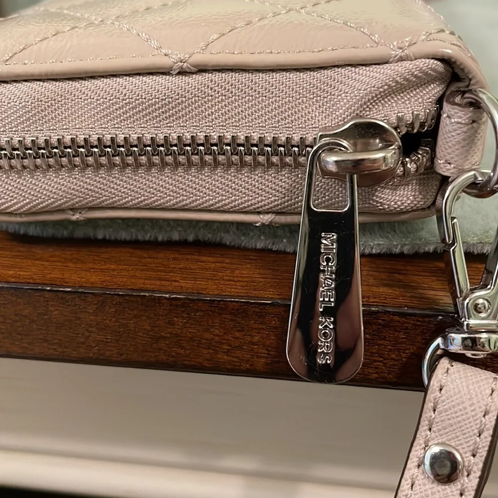 Michael Kors wristlet. Taupe / Tan - Picture 12 of 12